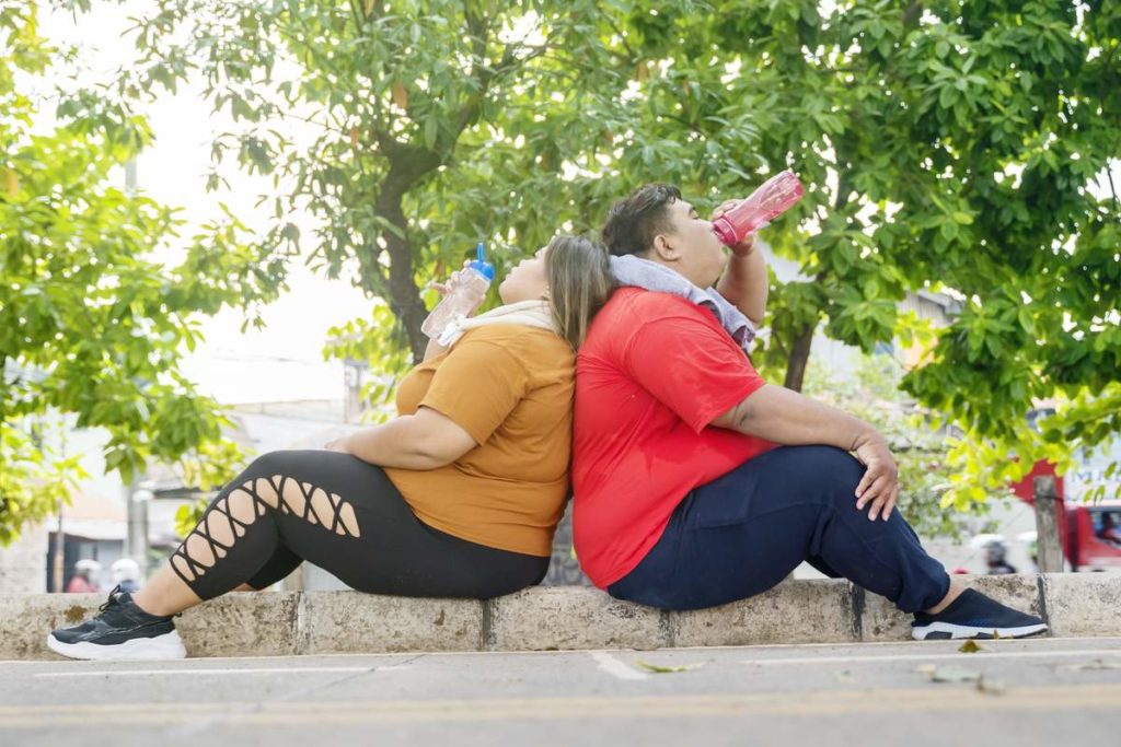 2 personnes en surpoids qui font du sport